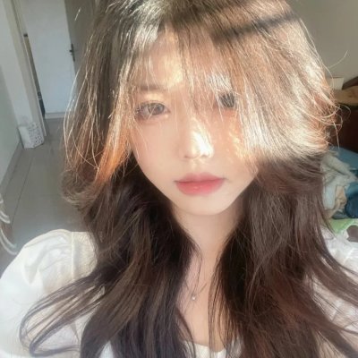 戴流苏耳环的少女